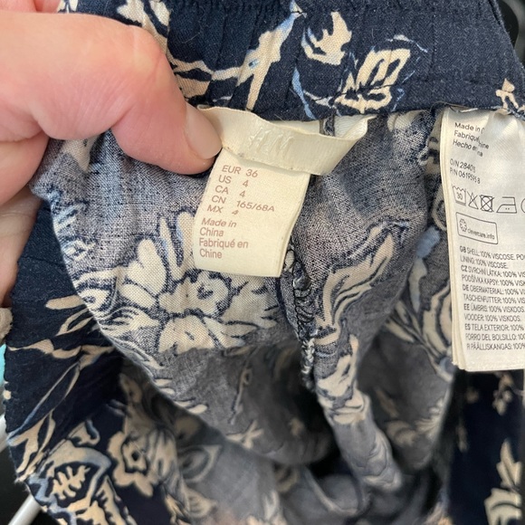 H&M Shorts Blue and White Floral Pleated Flowy Loose Summer Size 4 - Picture 5 of 6